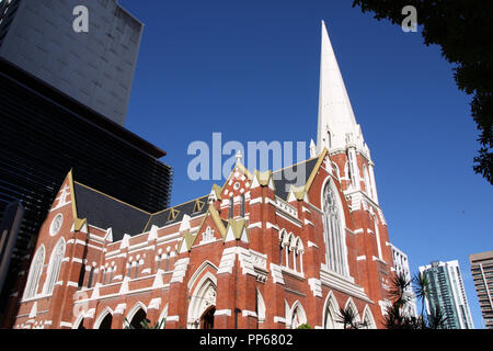 Albert Street Kirche von Wolkenkratzern in Brisbane, Queensland, Australien umgeben. Stockfoto
