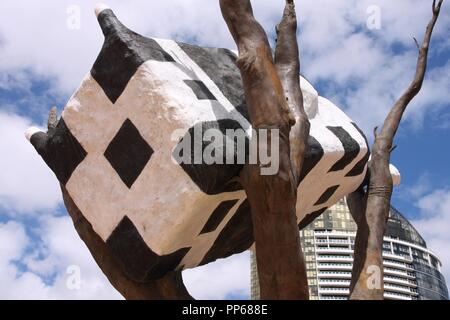MELBOURNE, Australien - 9. Februar: 'Kuh auf einen Baum' Skulptur am 9. Februar 2008 in Melbourne, Australien. Die berühmte Skulptur wurde 1999 Erstellt von Stockfoto