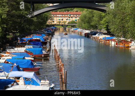 Stockholm, Schweden. Yachten und Motorboote in Marina zwischen Sodermalm und Langholmen Inseln. Stockfoto