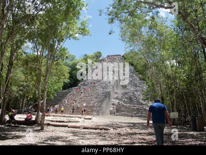 Touristen, die archäologische Stätte von Coba in Mexiko besuchen mit seinen schönen 45 Meter hohe Pyramide, wo Klettern ist auf Gefahr des Tourist ihn Stockfoto