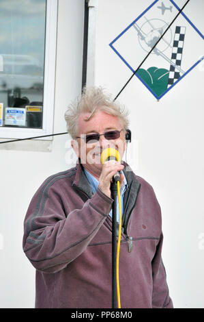 Ken Ellis, Luftfahrt Journalist, airshow Kommentator und Autor kommentieren bei den bedürftigen Kindern wenig Gransden Nächstenliebe air show Air Display Stockfoto