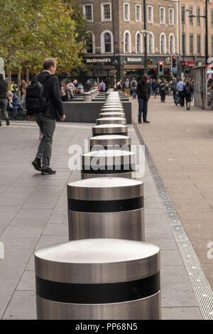 Vorbeugende Fahrzeug Leitplanken, Kings Cross, London, England, Großbritannien Stockfoto