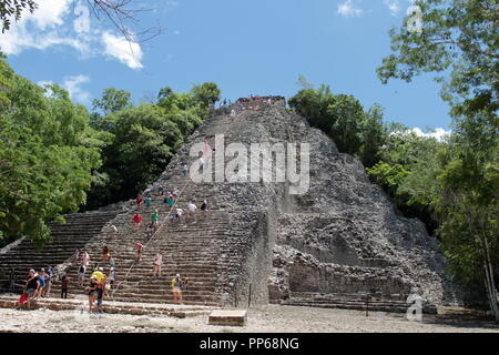 Touristen, die archäologische Stätte von Coba in Mexiko besuchen mit seinen schönen 45 Meter hohe Pyramide, wo Klettern ist auf Gefahr des Tourist ihn Stockfoto