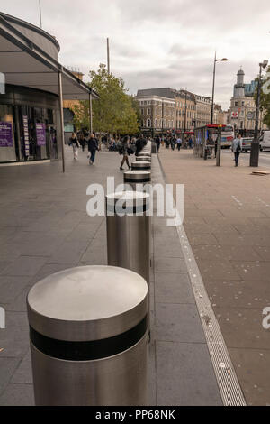 Vorbeugende Fahrzeug Leitplanken, Kings Cross, London, England, Großbritannien Stockfoto