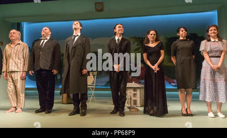 Curtain Call, cast von Brian Friel's Aristokraten, Donmar Warehouse Theatre, London, England, Großbritannien Stockfoto