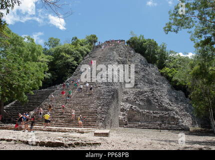 Touristen, die archäologische Stätte von Coba in Mexiko besuchen mit seinen schönen 45 Meter hohe Pyramide, wo Klettern ist auf Gefahr des Tourist ihn Stockfoto