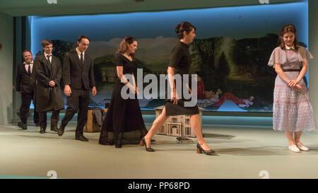 Curtain Call, cast von Brian Friel's Aristokraten, Donmar Warehouse Theatre, London, England, Großbritannien Stockfoto