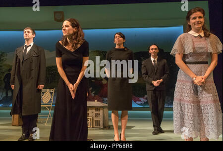 Curtain Call, cast von Brian Friel's Aristokraten, Donmar Warehouse Theatre, London, England, Großbritannien Stockfoto