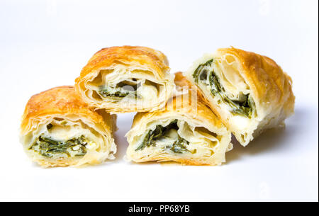 Hausgemachte Kuchen mit Käse und Spinat auf weißen isoliert Stockfoto