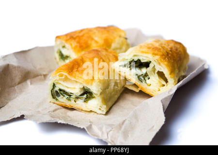 Hausgemachte Kuchen mit Käse und Spinat auf weißen isoliert Stockfoto