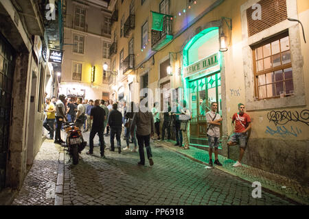 Lissabon Bairro Alto, Nachtaufnahme, junge Menschen in week-end Night Party. Lissabon Portugal Stockfoto