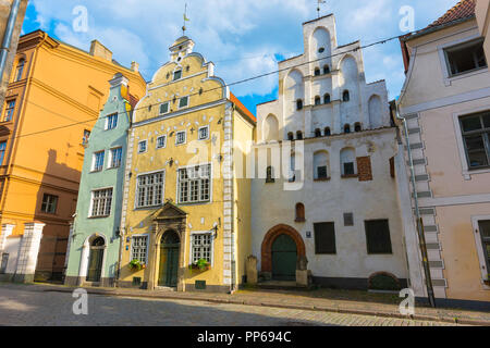 Die Altstadt von Riga Lettland, Blick auf die Drei Brüder Gebäude in der mittelalterlichen Altstadt Doma Laukums Gegend der Stadt. Nummer 17 ist das älteste Haus in Riga. Stockfoto