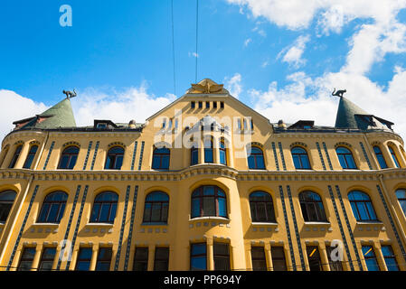 Die Altstadt von Riga Cat House, Vorderansicht der Dachlinie des berühmten Katze Haus in der Altstadt von Riga mit zwei Katzen auf seinen Ecktürmchen, Lettland montiert. Stockfoto