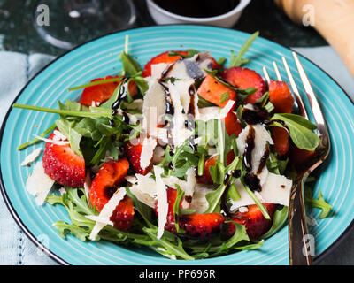 Salat mit Erdbeeren, Rucola und Parmesan beträufelt mit Balsamico glaze Stockfoto