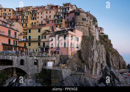 Spektakuläre Aussicht auf die Häuser auf Felsen gebaut, Manarola, Ligurien, Italien Stockfoto