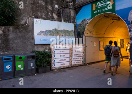 Tunnel zum Bahnhof in Manarola, Ligurien, Italien Stockfoto