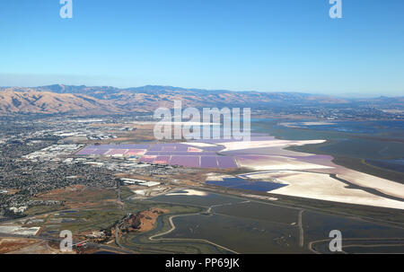 San Francisco Bay Area: Luftaufnahme des Salzes verdampfen Teichen, Sümpfen und Feuchtgebieten in der South Bay. Stockfoto