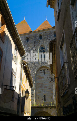 Blick in eine Gasse mit Bau- und zwei große Türme in der mittelalterlichen Festung Carcassonne Stockfoto