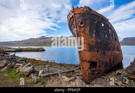 Verrostete Schiffskörper stahl Schiffbruch an der Küste von Djúpavík, Island entfernt. Stockfoto