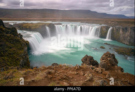 Lange Exposition der Goðafoss Wasserfall in der nordöstlichen Region von Island entfernt. Stockfoto