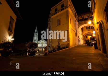 Nacht Blick auf das historische Zentrum von Spoleto, Umbrien - Italien Stockfoto