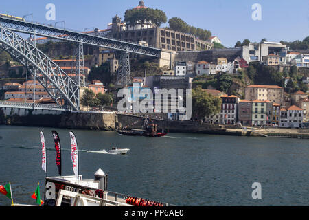 Port, Portugal. Die Maria Pia Brücke überqueren den Fluss Douro in der Stadt Porto in Portugal. Benannt nach der damaligen Königin Maria Pia im Jahre 1877. Stockfoto