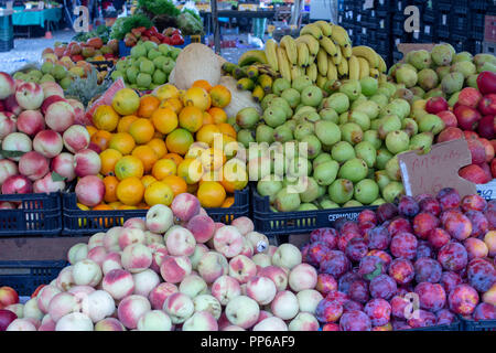 Espinho, Portugal. Obstmarkt in Espinho, Portugal mit einer großen Auswahl an Obst einschließlich Melonen, Orangen, Pfirsiche, Birnen, Äpfel, Bananen, etc. Stockfoto