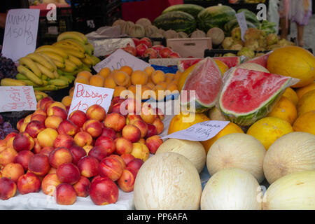 Espinho, Portugal Obstmarkt in Espinho, Portugal mit einer großen Auswahl an Obst einschließlich, Melonen, Wassermelonen, Pfirsiche, Trauben, Bananen, etc. Stockfoto