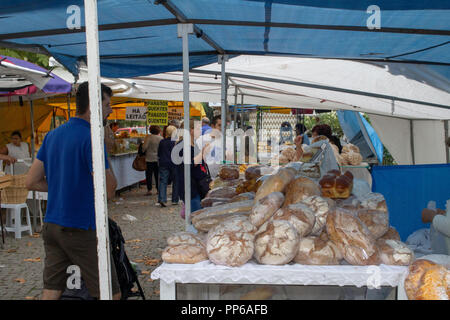 Espinho, Portugal.verschiedene Arten von handwerklichem Brot auf einem Markt im Freien in Espinho, Portugal. Stockfoto