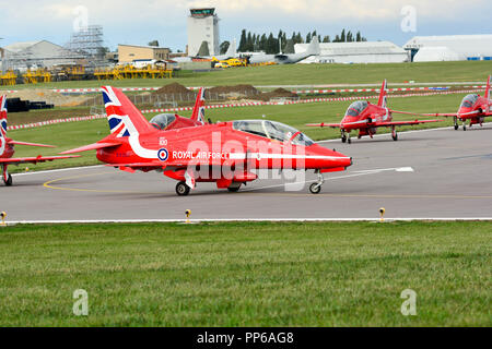 Cambridge UK, 2018-September-23. Die roten Pfeile Abfahrt Marshall Aerospace vor Ihren schedualed Air Display in Duxford die Wochenenden Fälle zu Ende Stockfoto