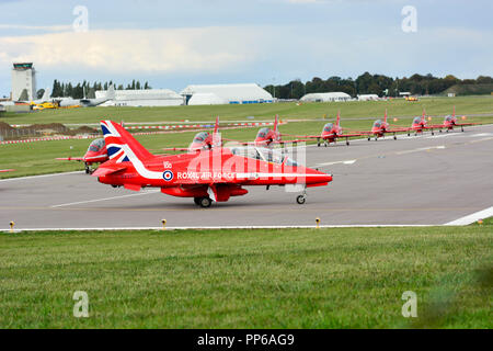 Cambridge UK, 2018-September-23. Die roten Pfeile Abfahrt Marshall Aerospace vor Ihren schedualed Air Display in Duxford die Wochenenden Fälle zu Ende Stockfoto