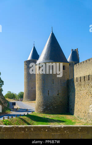 Blick auf zwei defensive Türme der mittelalterlichen Festung Carcassonne in Südfrankreich Stockfoto