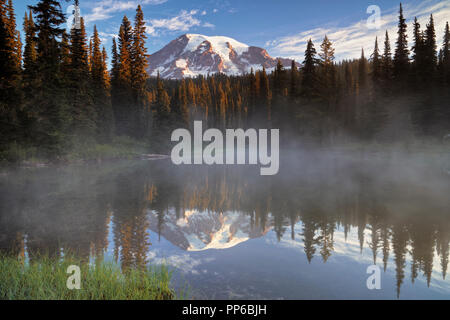 Ersten Licht auf Washingtons Mt Rainier von der treffend benannten Reflexion Seen im Mount Rainier National Park. Stockfoto