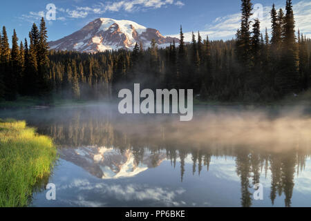 Ersten Licht auf Washingtons Mt Rainier von der treffend benannten Reflexion Seen im Mount Rainier National Park. Stockfoto