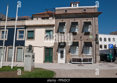 Büste von Henry Dunant (auch) Henri Dunant, der Gründer des Roten Kreuzes und Erster Träger des Friedensnobelpreises, in Porto, Portugal Stockfoto