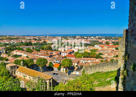 Blick von der historischen Festung über den Dächern der Stadt von Carcassonne im Süden Frankreichs Stockfoto