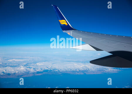 Auf dem Flug Icelandair Airline Boeing 757 - 200 Flugzeug, das in blauem Himmel über Island fliegt Stockfoto