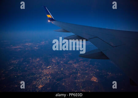 Im Flug Fluggesellschaft Icelandair Boeing 757 - 200 Flugzeug fliegen Abend Flug am blauen Himmel bei Dämmerung über Großbritannien Stockfoto