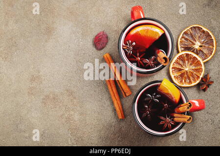 Zwei Tassen weihnachten Glühwein Glühwein mit Gewürzen und Orangenscheiben auf rustikalen Tisch Ansicht von oben. Traditionelle Getränk auf Winterurlaub. Ansicht von oben wi Stockfoto