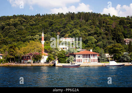 Blick auf die Häuser, Fischerboote und kleine alte Moschee von Bosporus auf der asiatischen Seite von Istanbul. Es ist ein sonniger Sommertag. Stockfoto