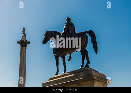 London. September 2018. Ein Blick auf die King Gorge IV Statue und Nelsons Column im Hintergrund in Westminster in London. Stockfoto