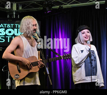 Bala Cynwyd, PA, USA. 21. September 2018. Swedish-American Indie Pop Duo Flora Cash besuchen Radio 104.5 Performance Theater. Stockfoto