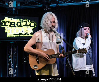 Bala Cynwyd, PA, USA. 21. September 2018. Swedish-American Indie Pop Duo Flora Cash besuchen Radio 104.5 Performance Theater. Stockfoto