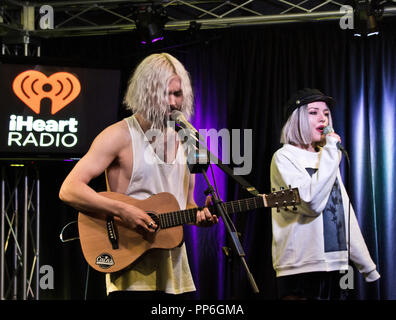 Bala Cynwyd, PA, USA. 21. September 2018. Swedish-American Indie Pop Duo Flora Cash besuchen Radio 104.5 Performance Theater. Stockfoto