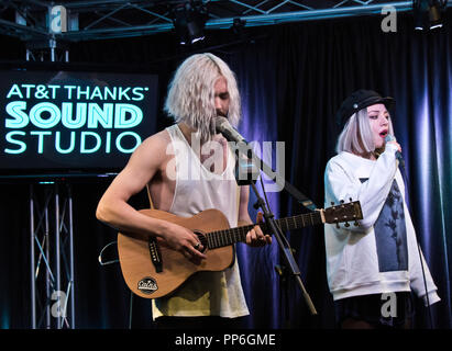 Bala Cynwyd, PA, USA. 21. September 2018. Swedish-American Indie Pop Duo Flora Cash besuchen Radio 104.5 Performance Theater. Stockfoto