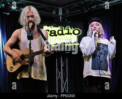 Bala Cynwyd, PA, USA. 21. September 2018. Swedish-American Indie Pop Duo Flora Cash besuchen Radio 104.5 Performance Theater. Stockfoto