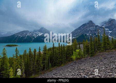 Schöne Bergwelt von Upper Kananaskis Lake an einem kühlen bewölkten und regnerischen Tag im Frühsommer. Stockfoto