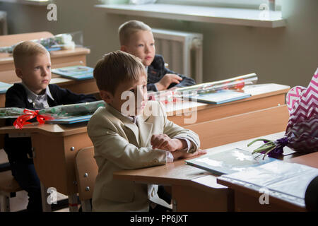 Belarus, Gomel, September 1, 2018. Der Urlaub begann Schule. Kinder erstlingssortierer am ersten September für schultische. Schüler der Grundschulen Stockfoto