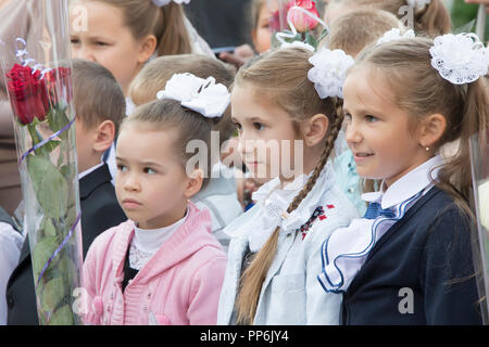 Belarus, Gomel, September 1, 2018. Der Urlaub begann Schule. Elegante Schulkinder mit blumensträussen auf eine festliche Linie Stockfoto