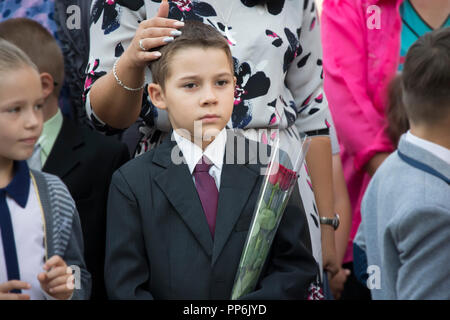 Belarus, Gomel, September 1, 2018. Der Urlaub begann Schule. Sohn geht zur Schule Stockfoto